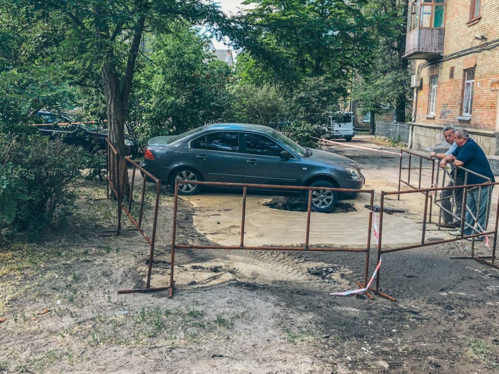 На Дарнице в Киеве Kia едва не угодило в глубокую яму из-за прорыва трубы (ФОТО, ВИДЕО)
