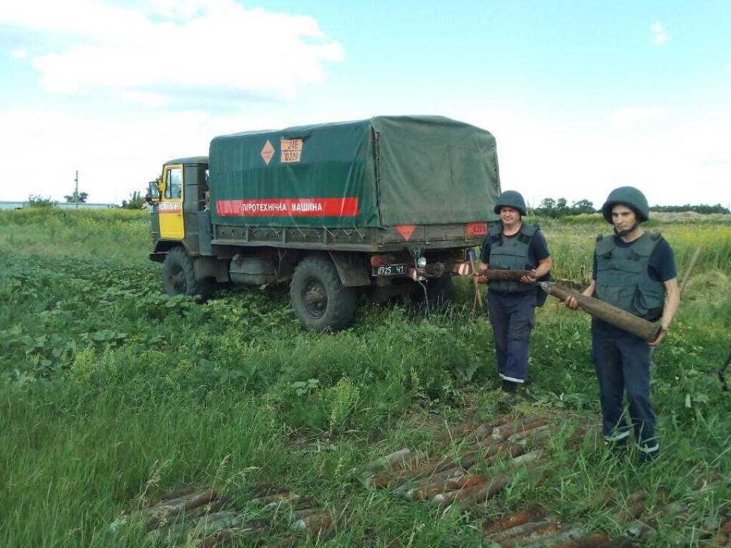 Под Харьковом фермеры нашли почти 500 артснарядов (ФОТО)