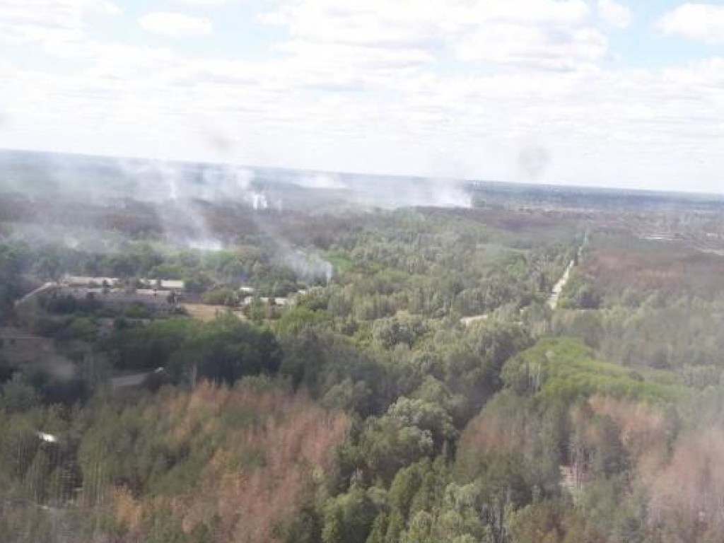 Пожар в Чернобыльской зоне: спасатели борются с двумя очагами возгорания