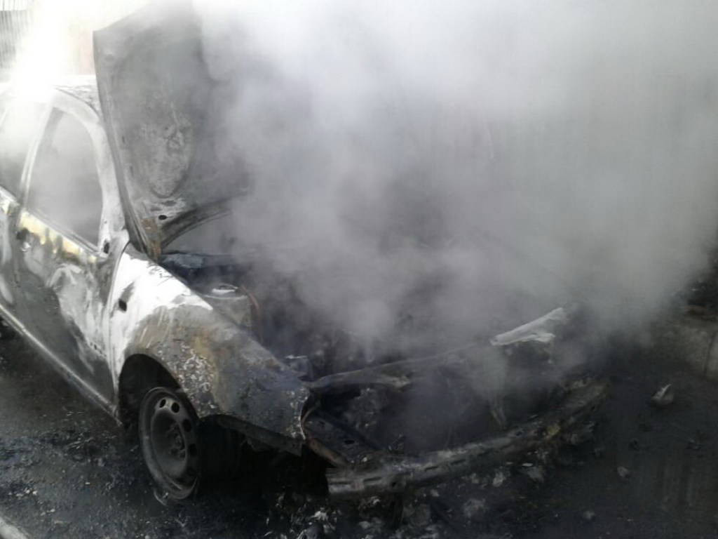В Харькове при запуске двигателя загорелся Volkswagen (ФОТО)