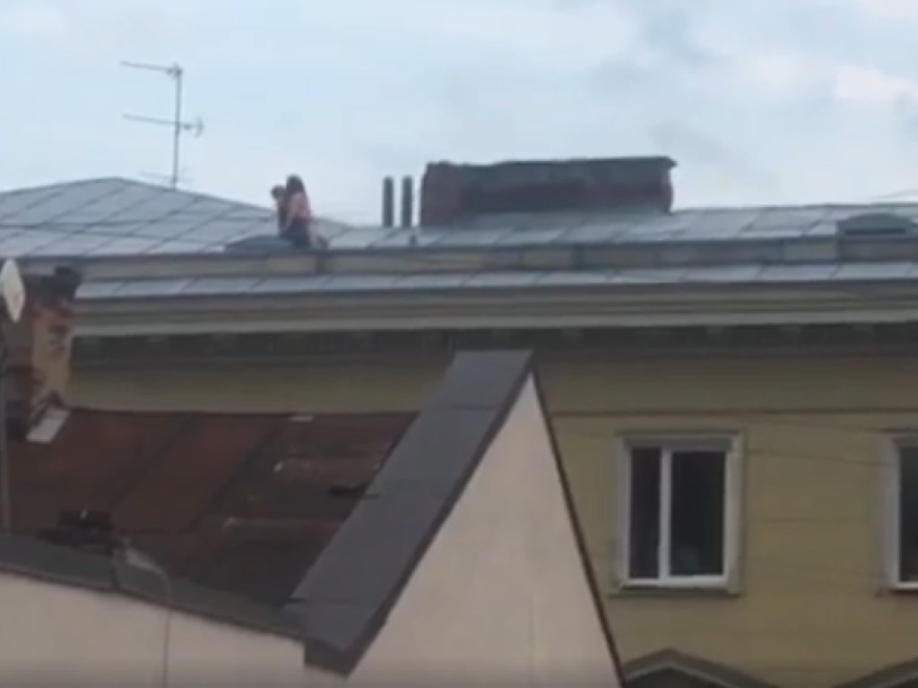 Пара занималась любовью на крыше в центре Львова (ВИДЕО)