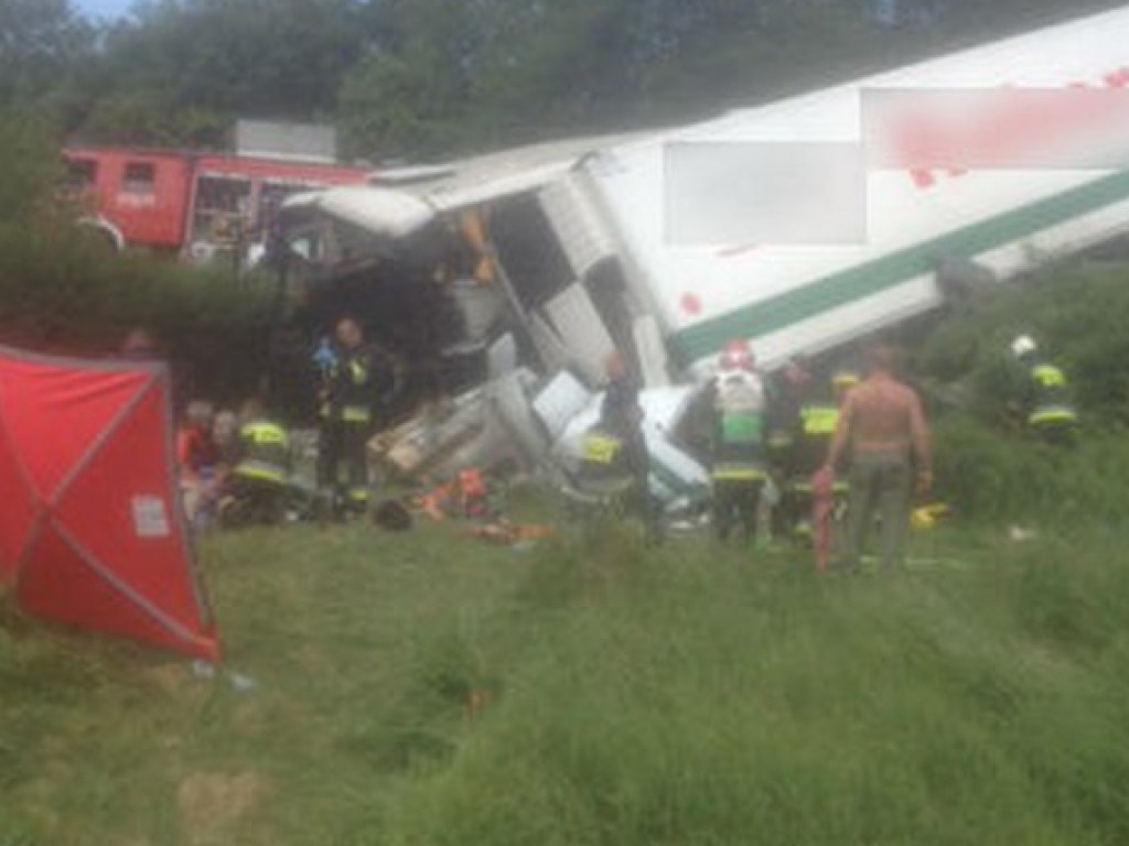 В Польше автобус с детьми столкнулся с грузовиком: 20 пострадавших (ФОТО)