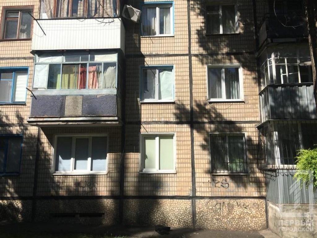 В Кривом Роге нетрезвая женщина пыталась перелезть через балкон и сорвалась (ФОТО)