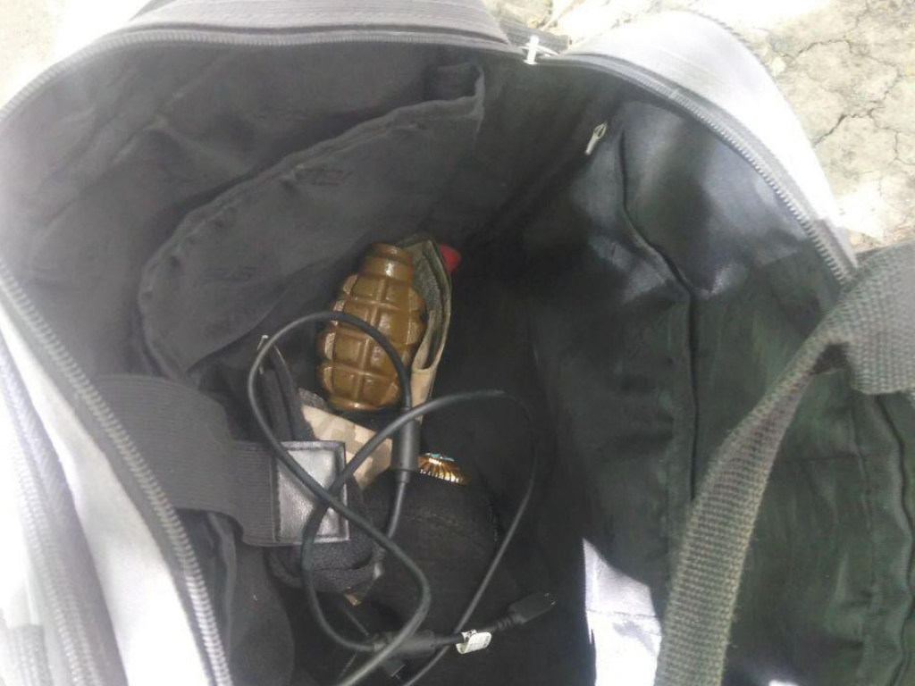 В сумке, оставленной во дворе жилого дома в Кривом Роге, обнаружили гранату (ФОТО)