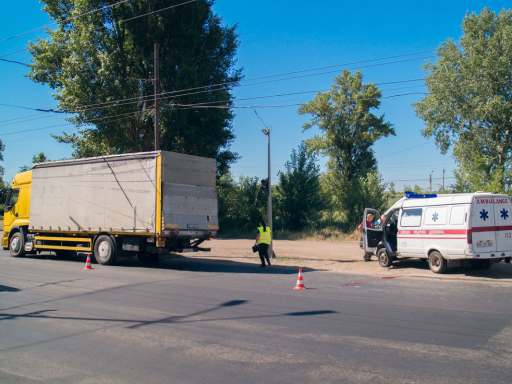 Утреннее ДТП в Днепре: грузовик переехал пассажирку троллейбуса, которая вышла на остановке(ФОТО)