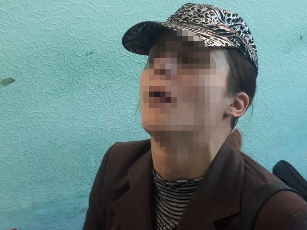 В Голосеевском районе Киева заметили неадекватную женщину с младенцем на руках (ФОТО)