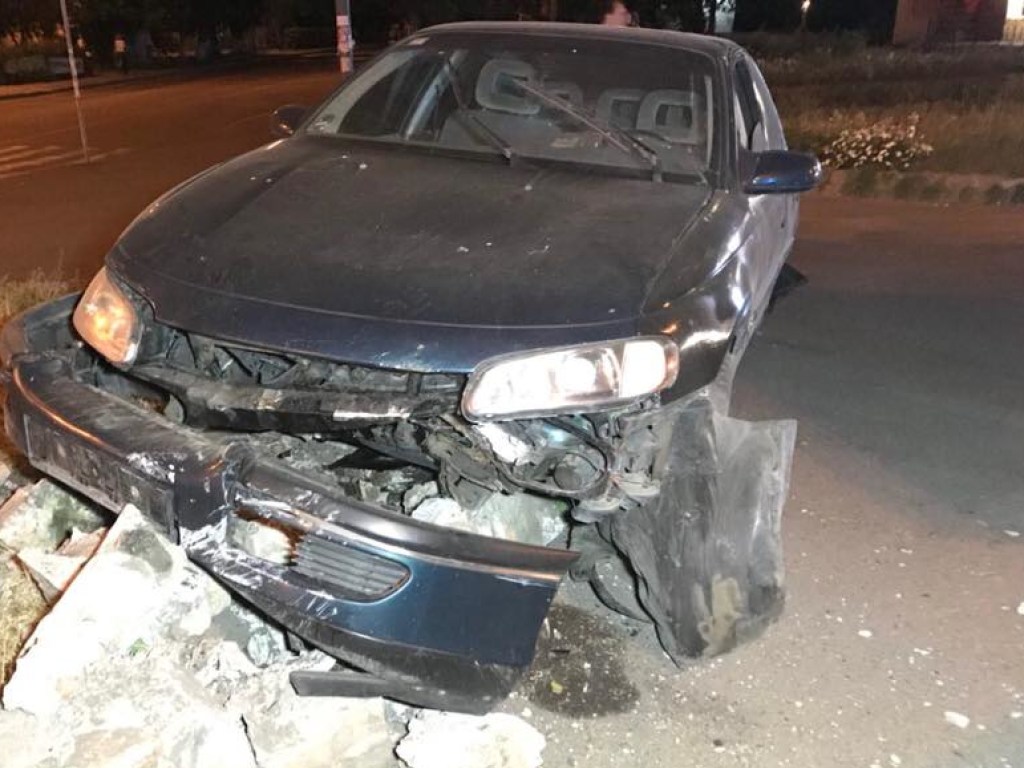 В Киеве пьяный водитель на Opel влетел в каменную клумбу (ФОТО, ВИДЕО)