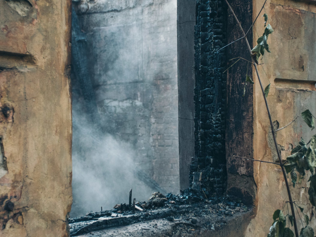 На ДВРЗ в Киеве дотла сгорел бесхозный дом, обжитый бездомными (ФОТО)