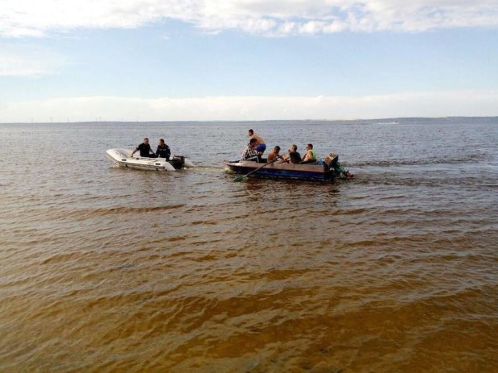 На Каховском водохранилище перевернулась парусная лодка: рыбаки вплавь добрались до острова (ФОТО)