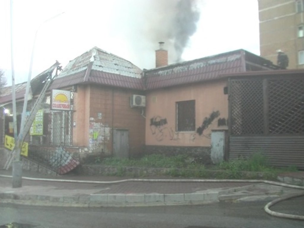Под Харьковом неизвестные подожгли кафе (ФОТО, ВИДЕО)