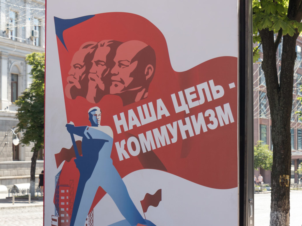 Милицейский «бобик» и  советские агитплакаты: столичный бульвар превратился в большую декорацию (ФОТО)