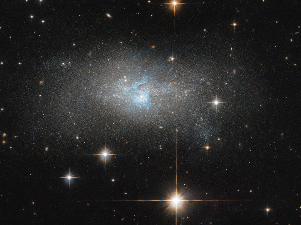 NASA опубликовало уникальный снимок карликовой галактики