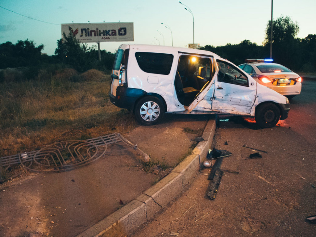 На Позняках в Киеве Renault вылетел на тротуар от столкновения с Chevrolet (ФОТО)