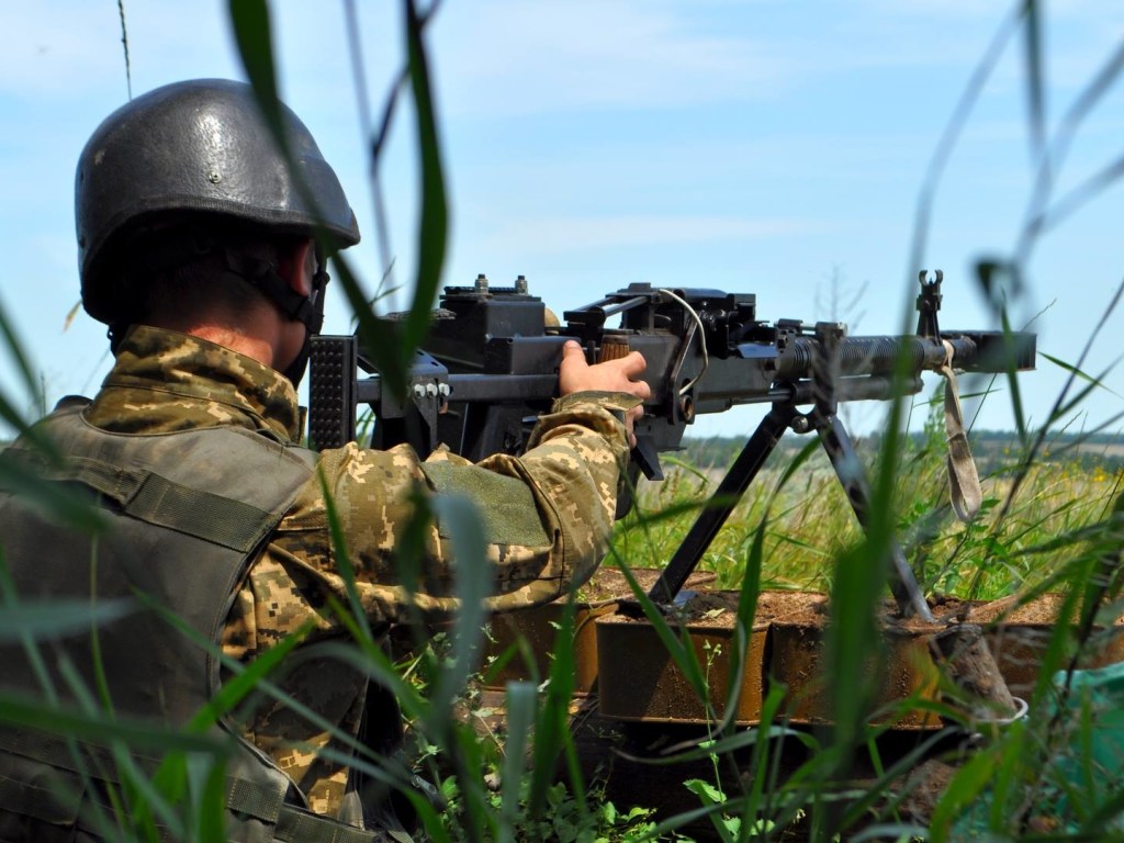 Сеть растрогало необычное фото, сделанное во время боя на Донбассе (ФОТО)