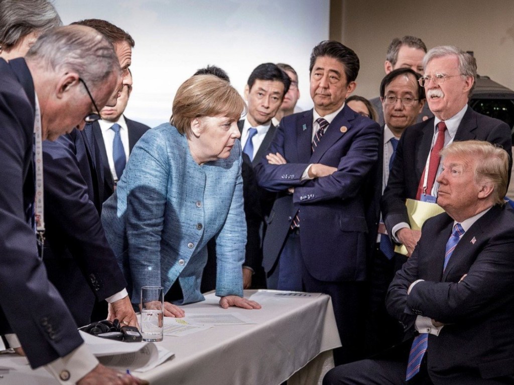 Привередливый Трамп и злая Меркель: соцсети насмехаются над коллективным фото с саммита G7 (ФОТО)