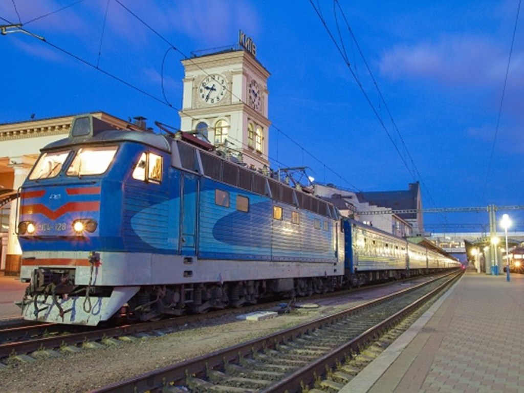 «Укрзализныця» назначила на летний период 23 дополнительных поезда