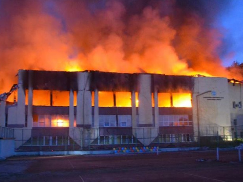 В Сети обнародовали ужасные фото сгоревшего стадиона Минобороны во Львове