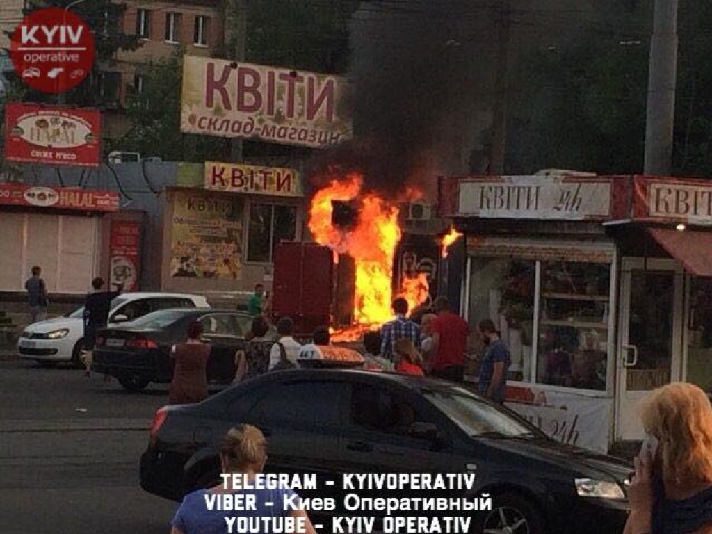 В Киеве начался мощный пожар на Лукьяновке: появились фото с места ЧП 