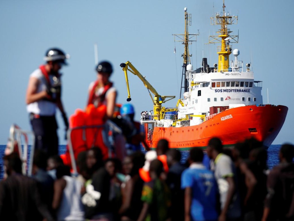 Италия оказалась в центре скандала из-за отказа пропустить судно с 629 голодающими мигрантами из Африки