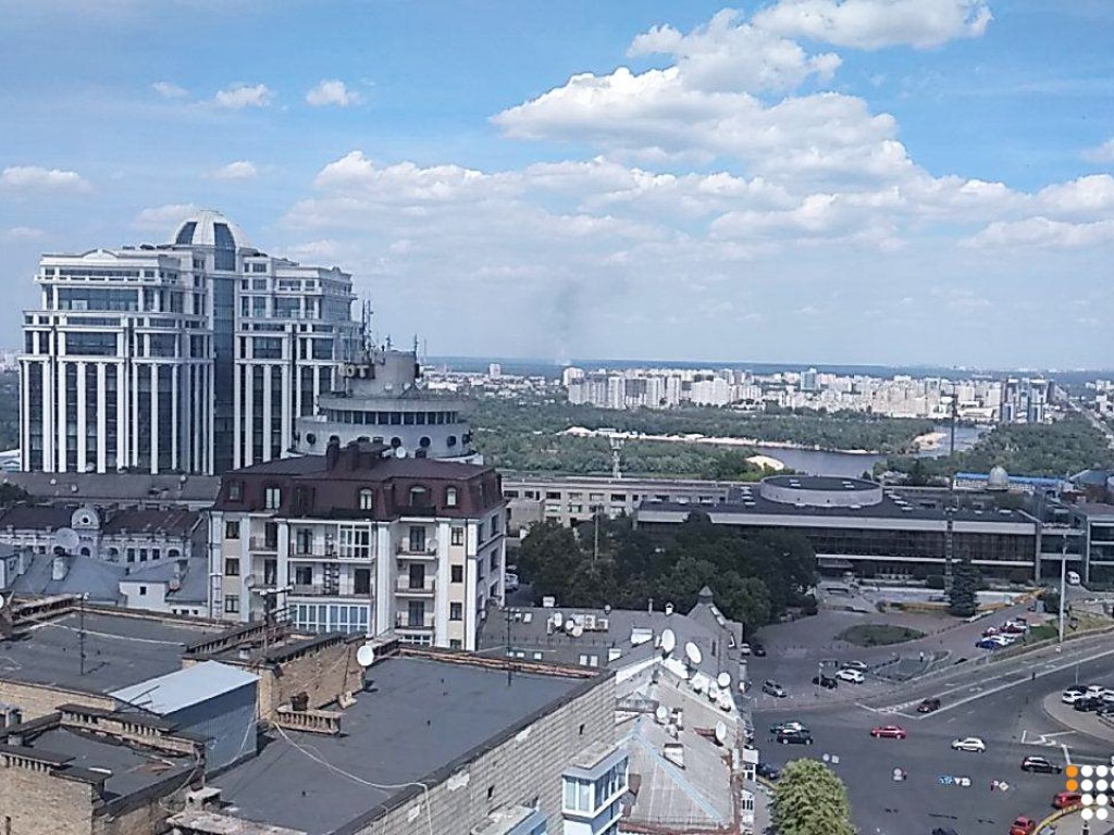На левом берегу Киева вспыхнул масштабный пожар (ФОТО)