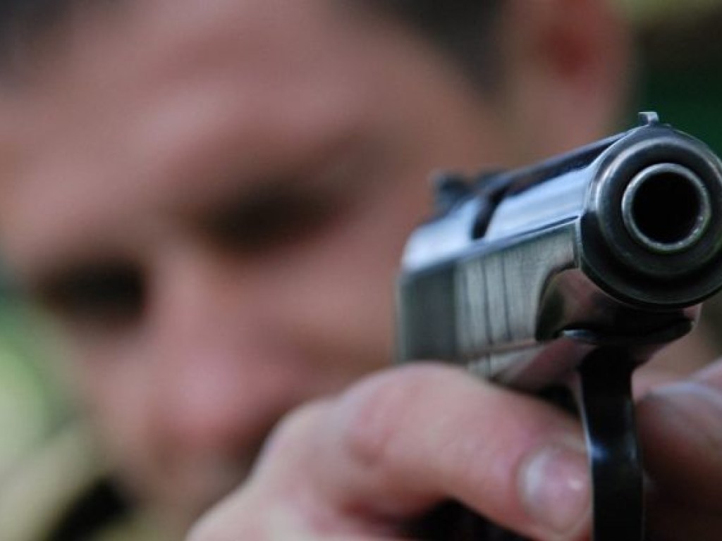 В Мариуполе мужчина устроил стрельбу на детской площадке