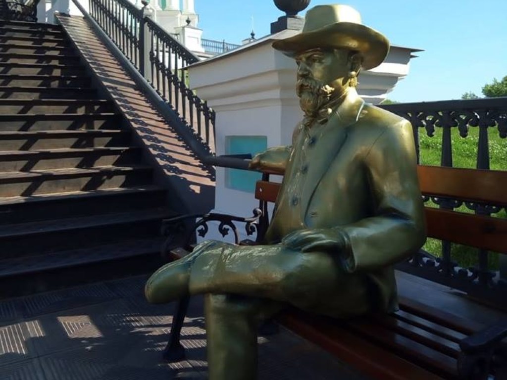 В Киеве украли статую Джека Дэниэлса и подбросили ее к церкви (ФОТО)