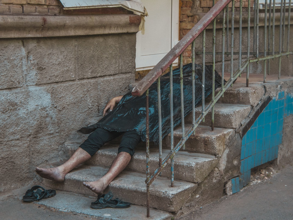 В Киеве на крыльце подпольного хостела нашли тело 30-летнего мужчины (ФОТО)
