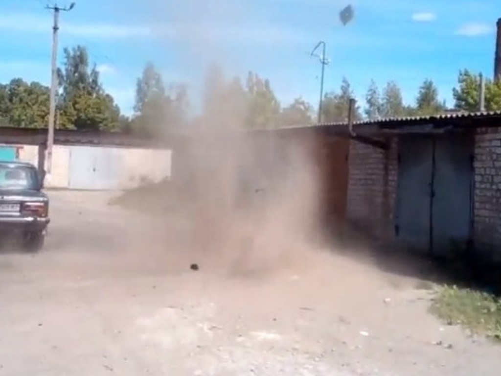В Сумской области сильный смерч оставил без крыши гараж (ВИДЕО)