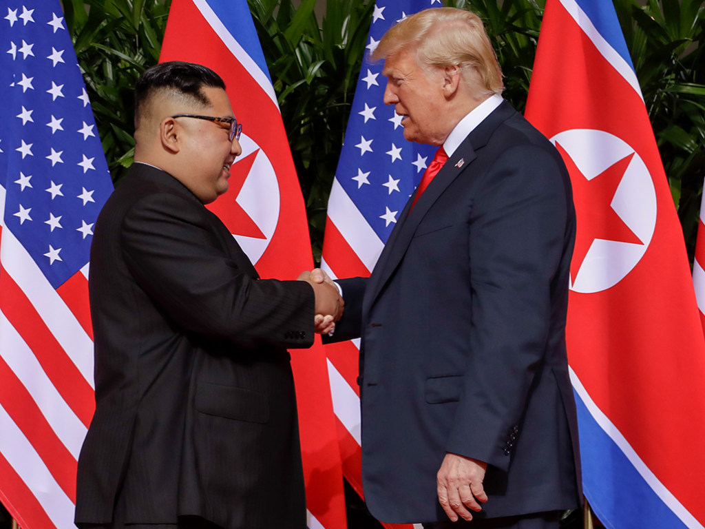 Рукопожатие Трампа и Ким Чен Ына: северокорейский лидер оказался сильнее – СМИ (ФОТО)