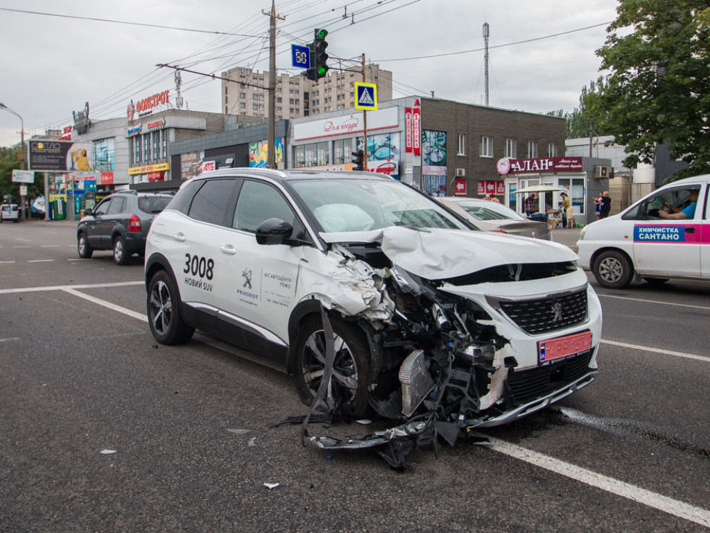В Днепре во время тест-драйва столкнулись Toyota и Peugeot, пострадал мужчина (ФОТО, ВИДЕО)