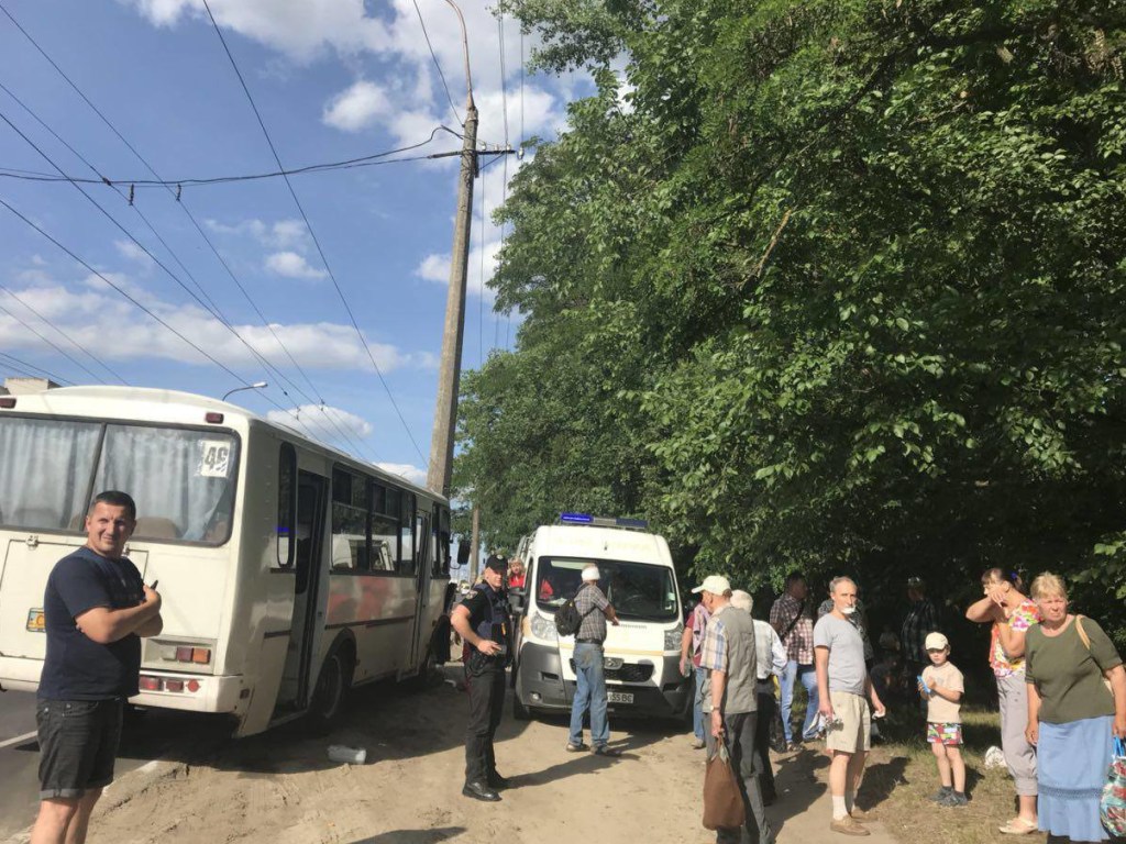 В Чернигове маршрутки влетела в электроопору, есть пострадавшие (ФОТО)