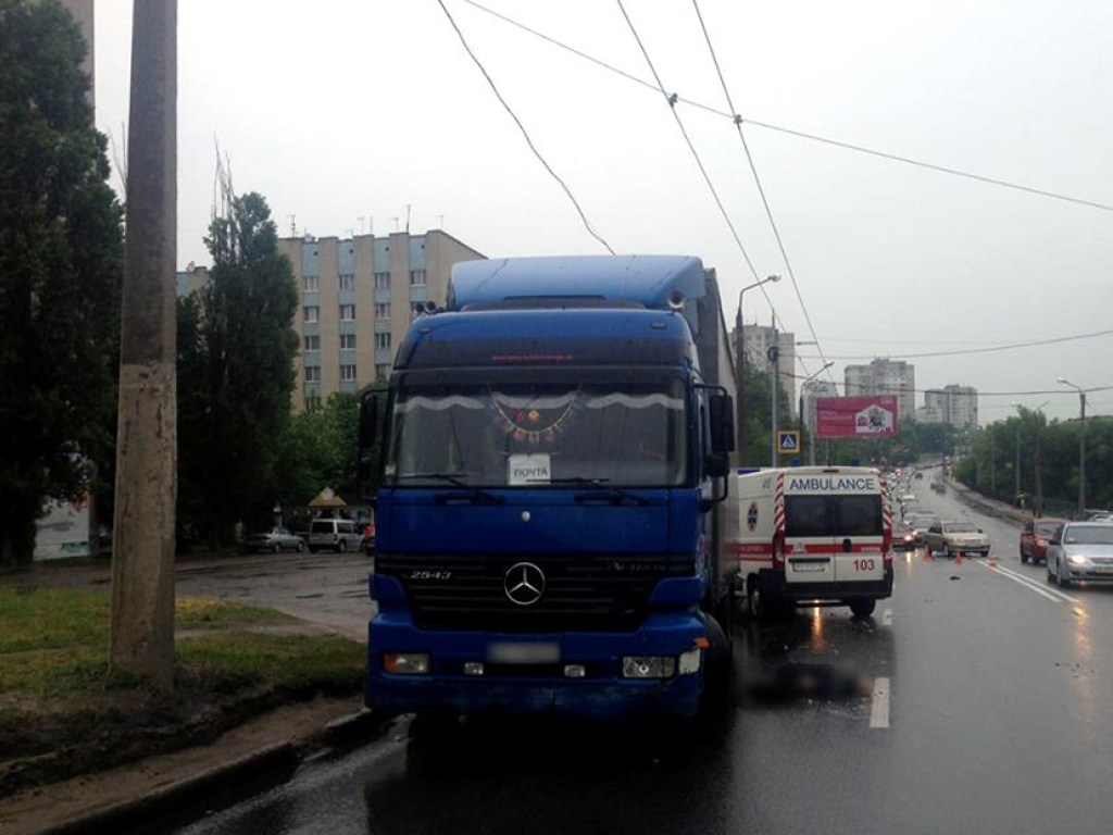 В Харькове пешеход погиб под колесами грузовика Mercedes-Benz (ФОТО)