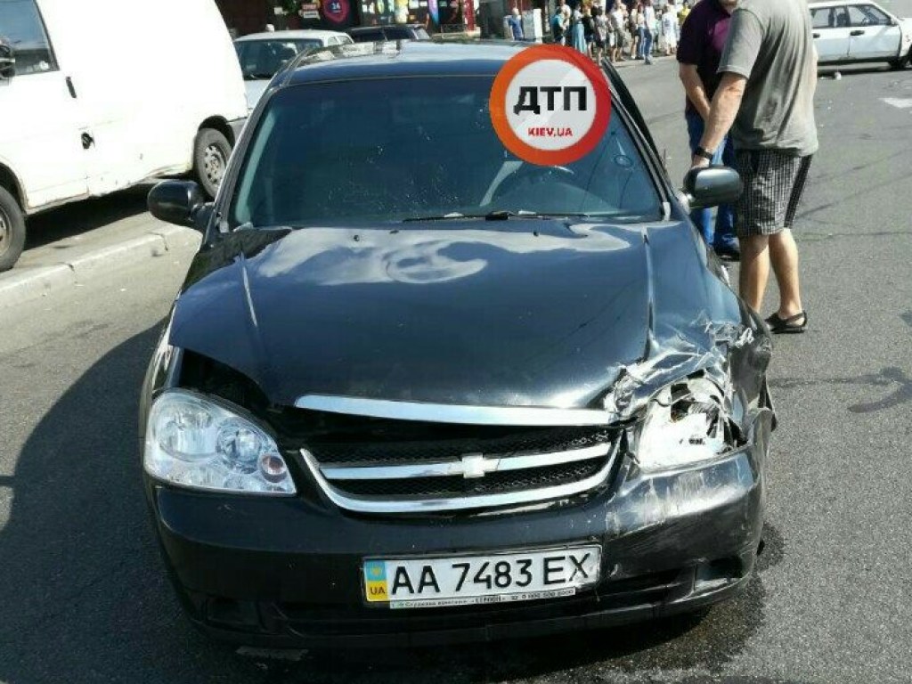 В Киеве у авторынка «девятка» заблокировала дорогу вследствие столкновения с Chevrolet (ФОТО)