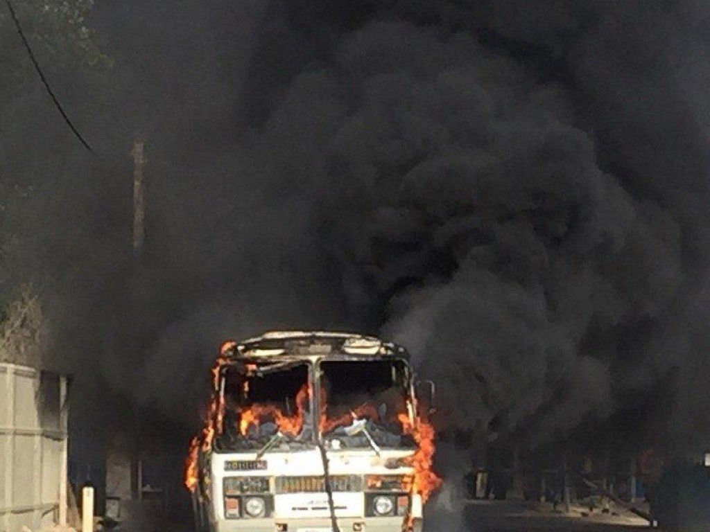 На въезде Крымского моста загорелся автобус со строителями (ФОТО)