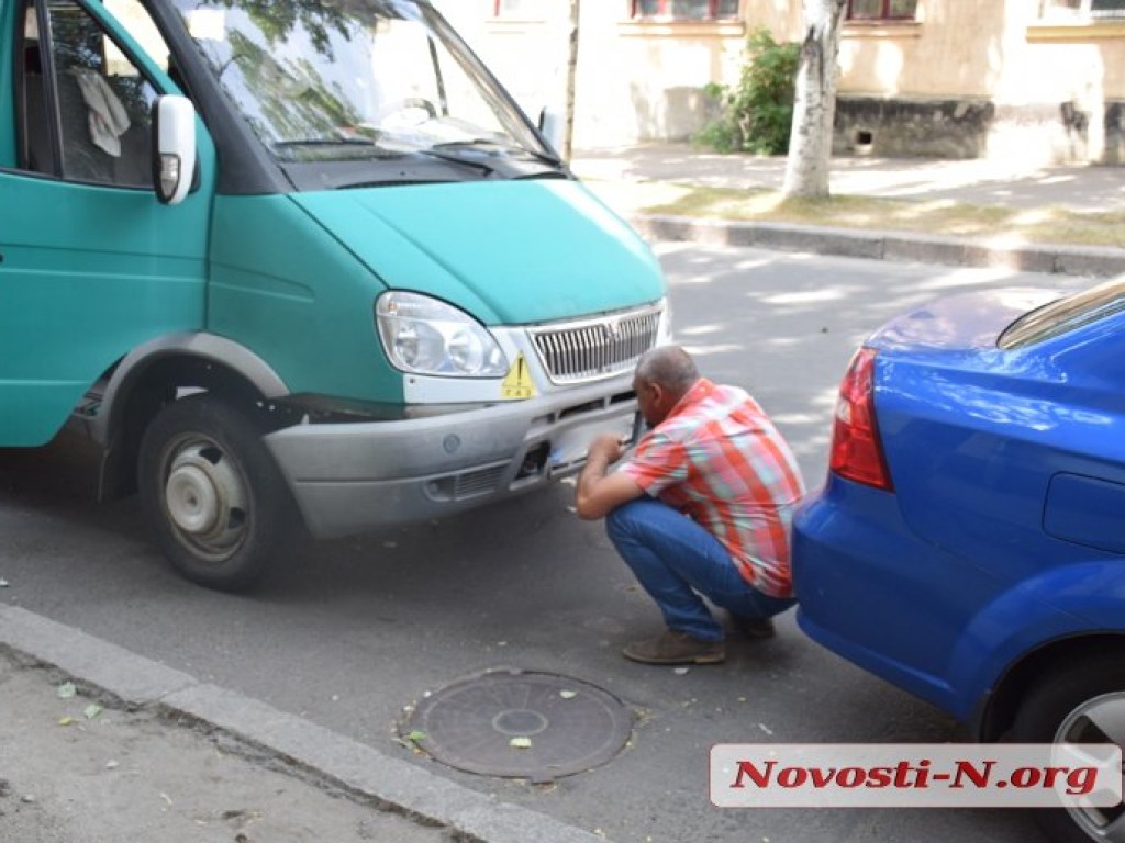 В Николаеве дорогу не поделили Chevrolet и маршрутка (ФОТО)