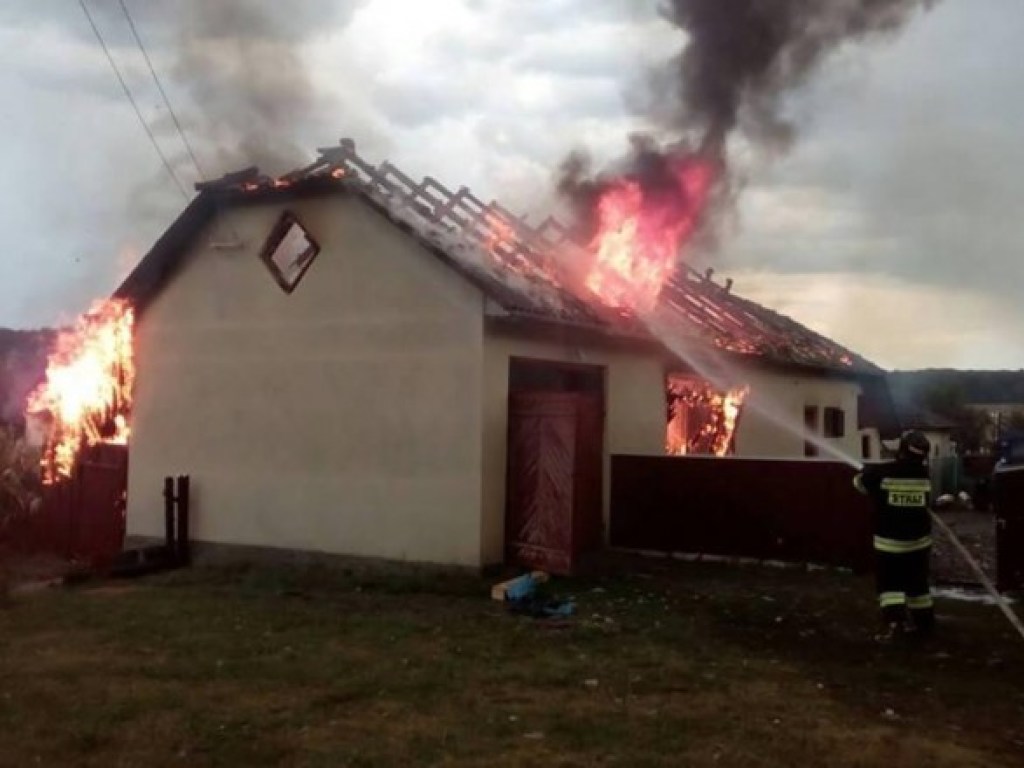 В Хмельницкой области вот из-за молний загорелись три дома (ФОТО)
