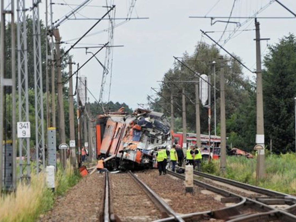 Крупное ДТП в Польше: столкнулись грузовик и поезд, пострадали дети (ФОТО)