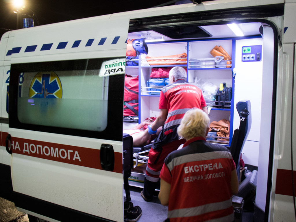 На ДВРЗ в Киеве у остановки прохожие нашли окровавленного мужчину в трусах (ФОТО)