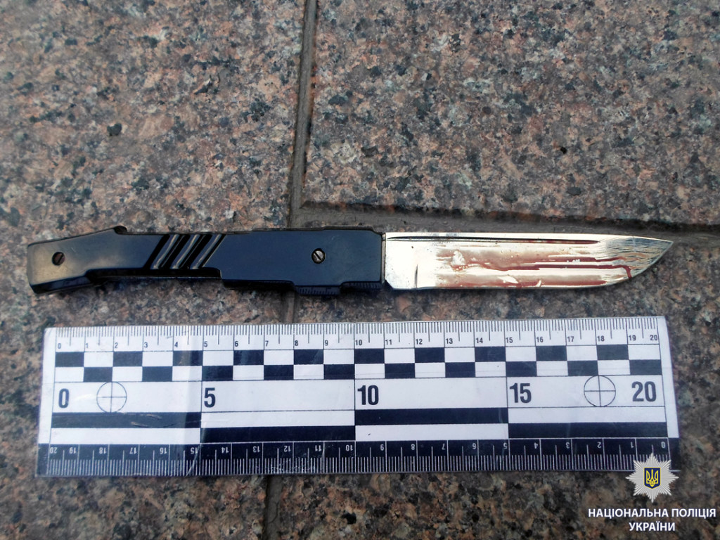 В центре Харькова охранник ресторана получил удар ножом от дебошира (ФОТО)