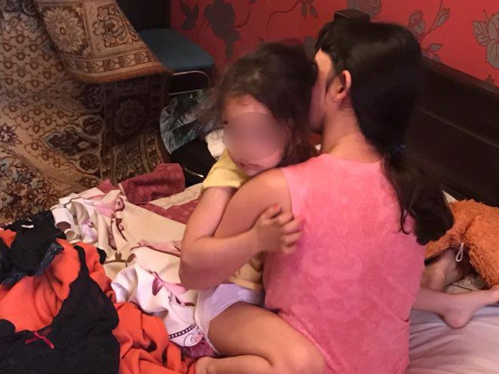 Супруги из Кривого Рога сделали из своей 4-летней дочери порно-модель (ФОТО)