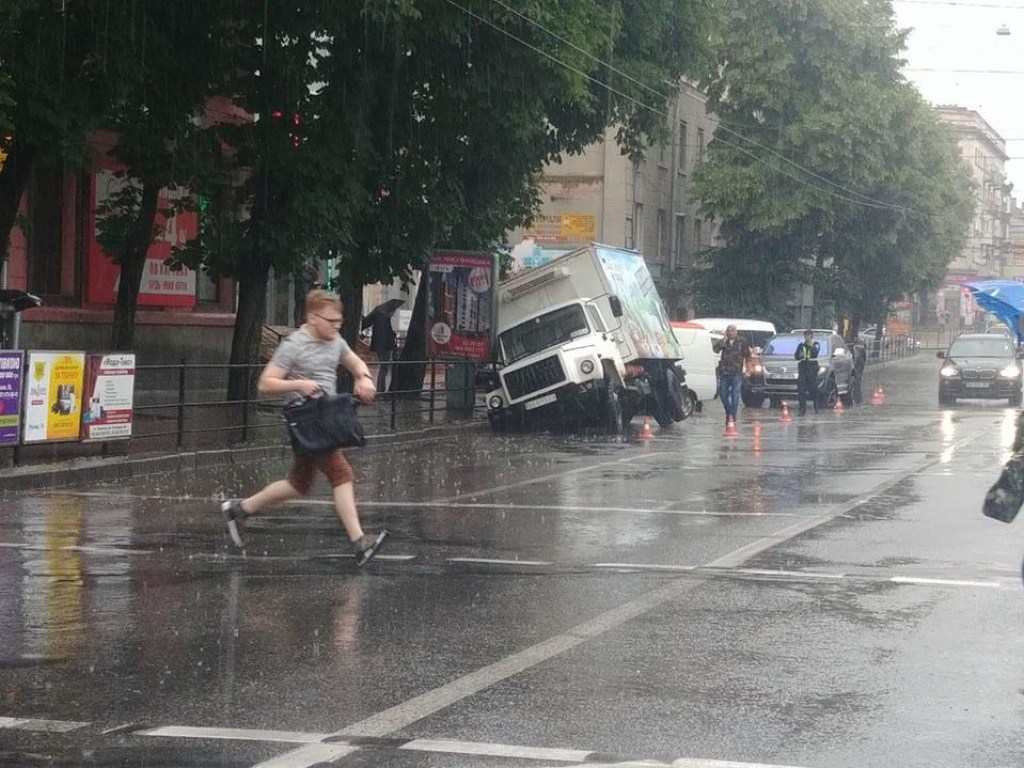 В центре Тернополя грузовик молочников провалился в сток (ФОТО)