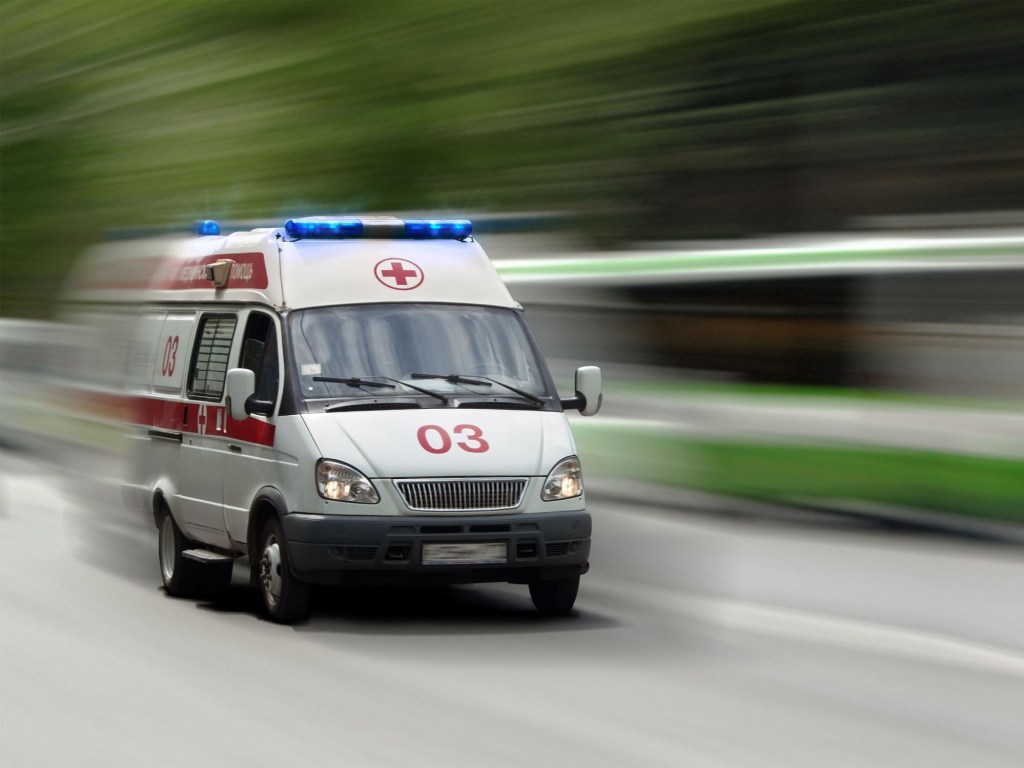 В Одессе пожилая женщина вывалилась из троллейбуса, ударившись головой об асфальт