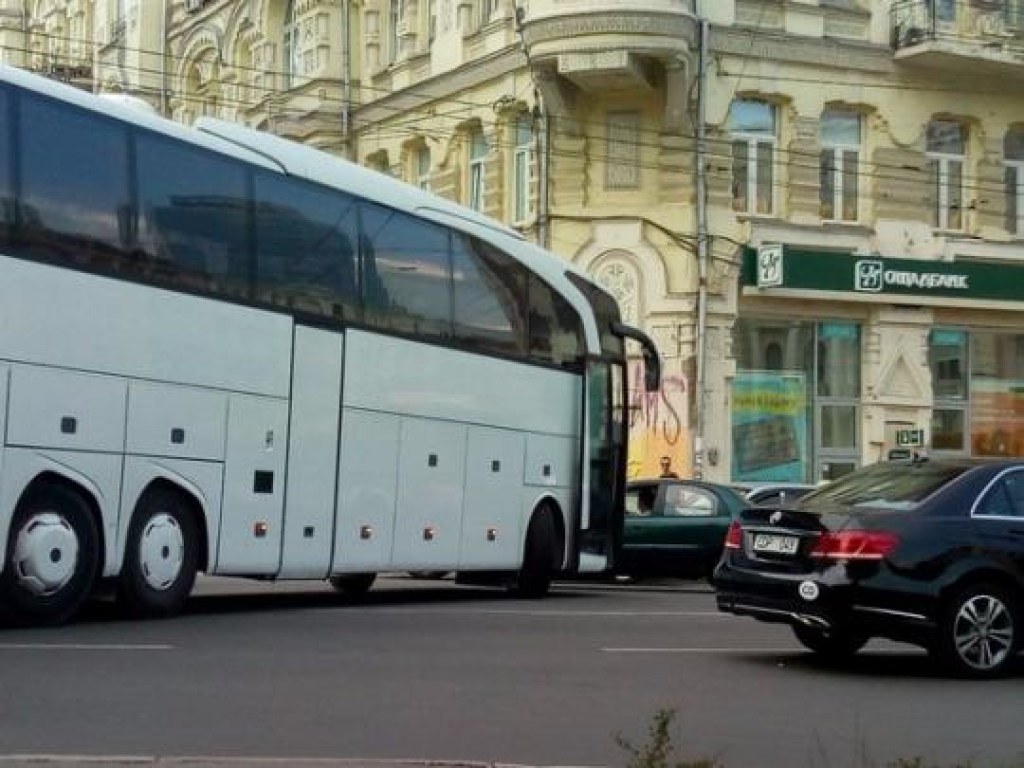 В центре Киева автомобиль посольства Финляндии попал в ДТП с автобусом (ФОТО)