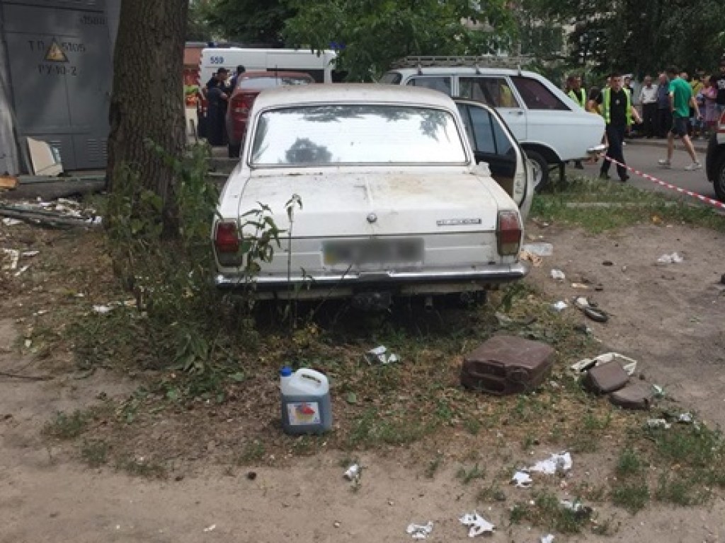 Взрыв автомобиля в Киеве: трое девочек и мальчик госпитализированы, мальчик в тяжелом состоянии
