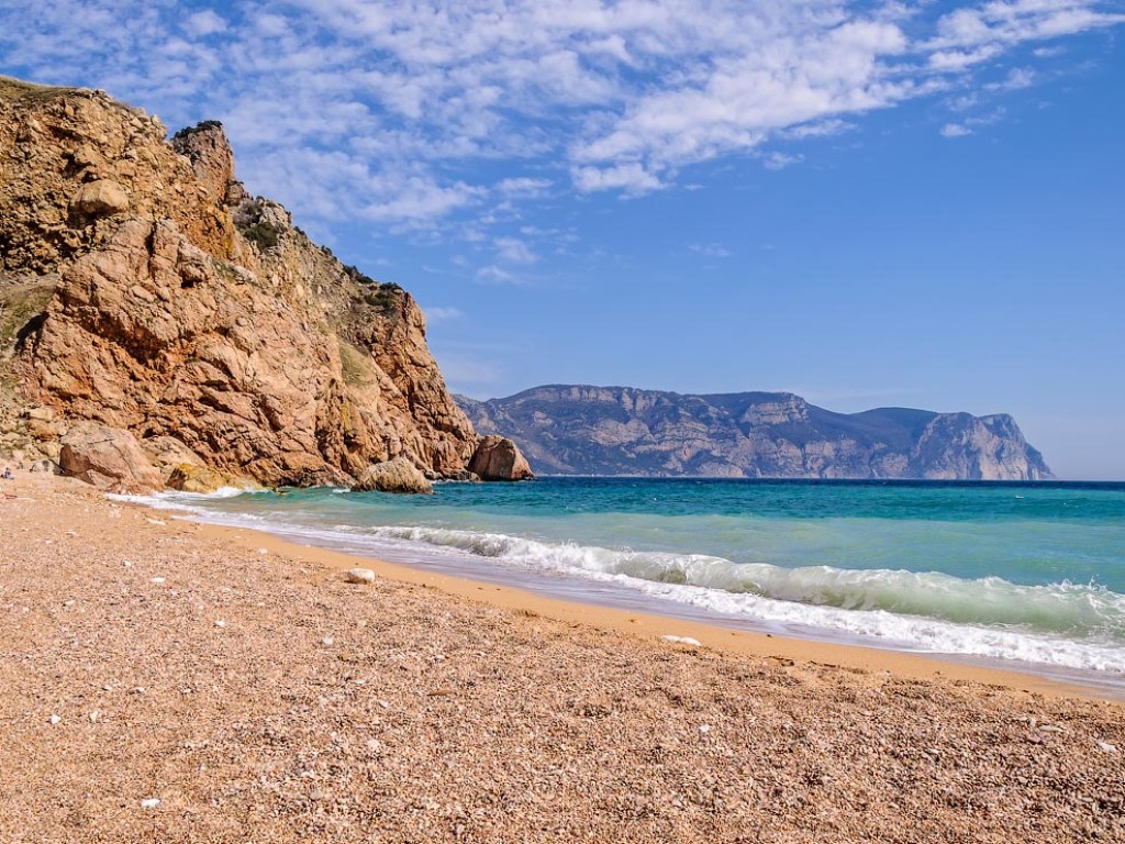 Где туристы: в интернете показали пустующие крымские пляжи (ВИДЕО)
