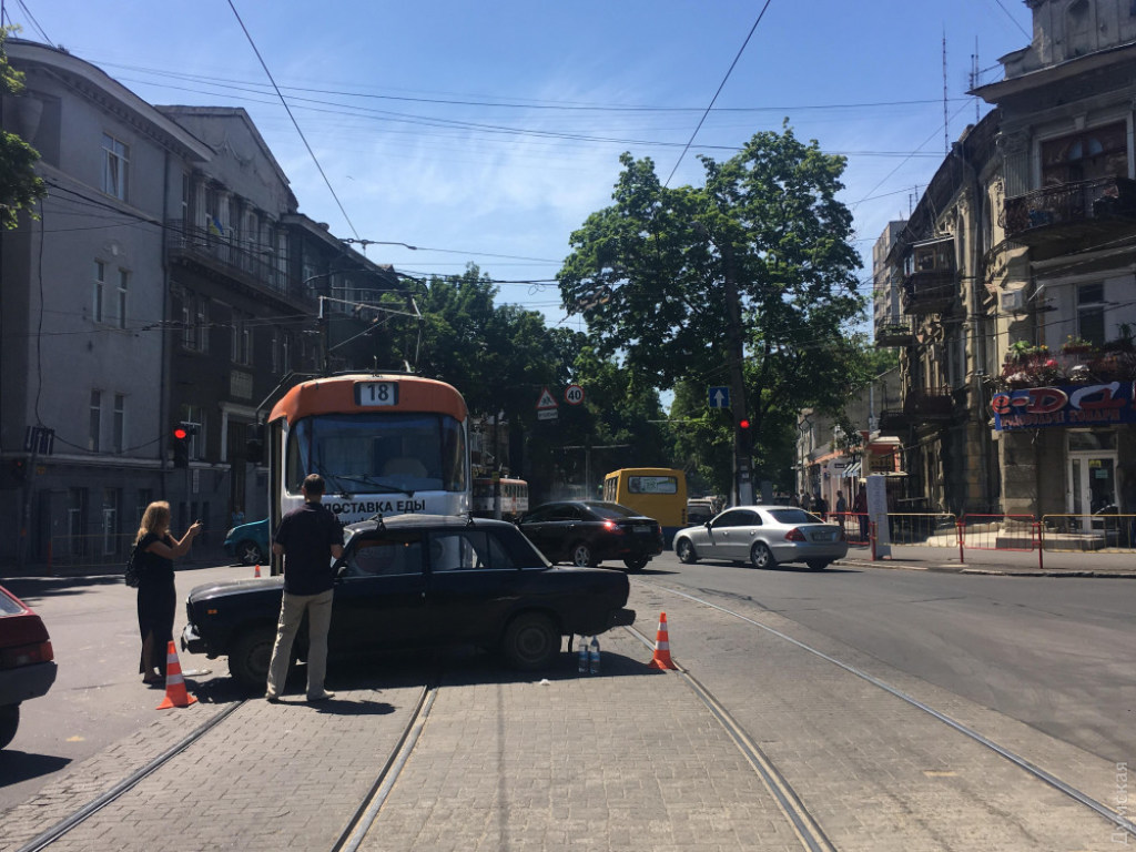 В Одессе столкнулись трамвай и «Жигули», есть пострадавшие  (ФОТО)