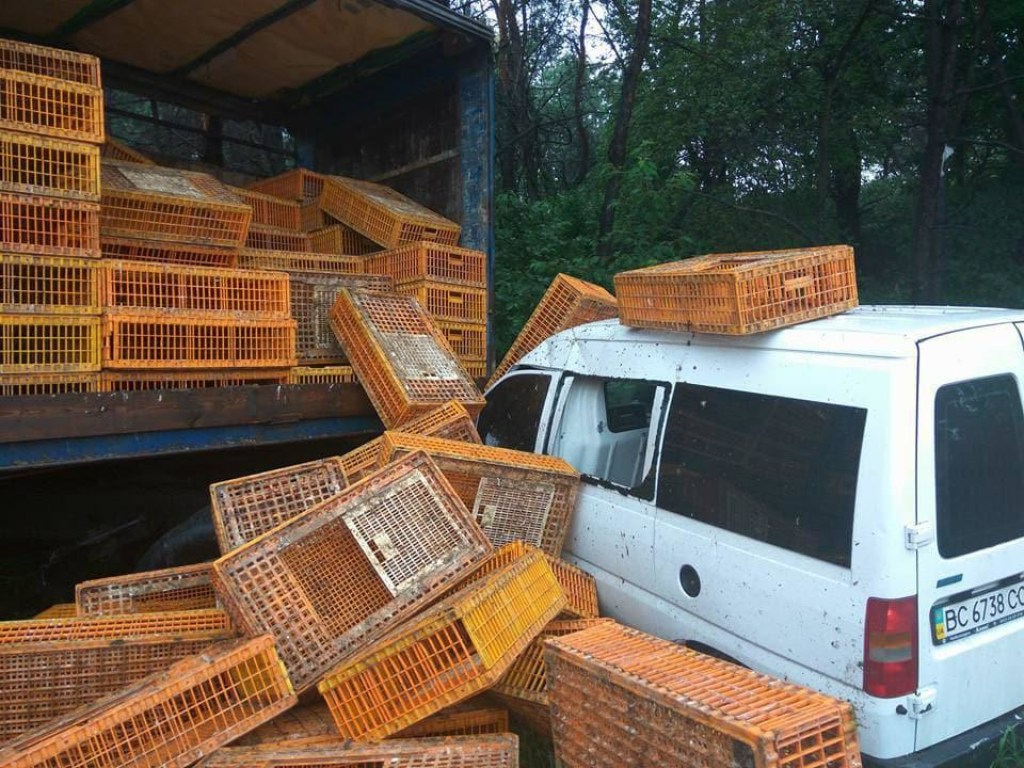 Во Львовской области фура влетела в легковушку, есть пострадавшие (ФОТО)