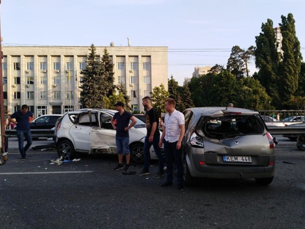 В Киеве на проспекте Победы масштабное ДТП: фура ударила белый автомобиль, потом серый, а потом черный джип (ФОТО, ВИДЕО)