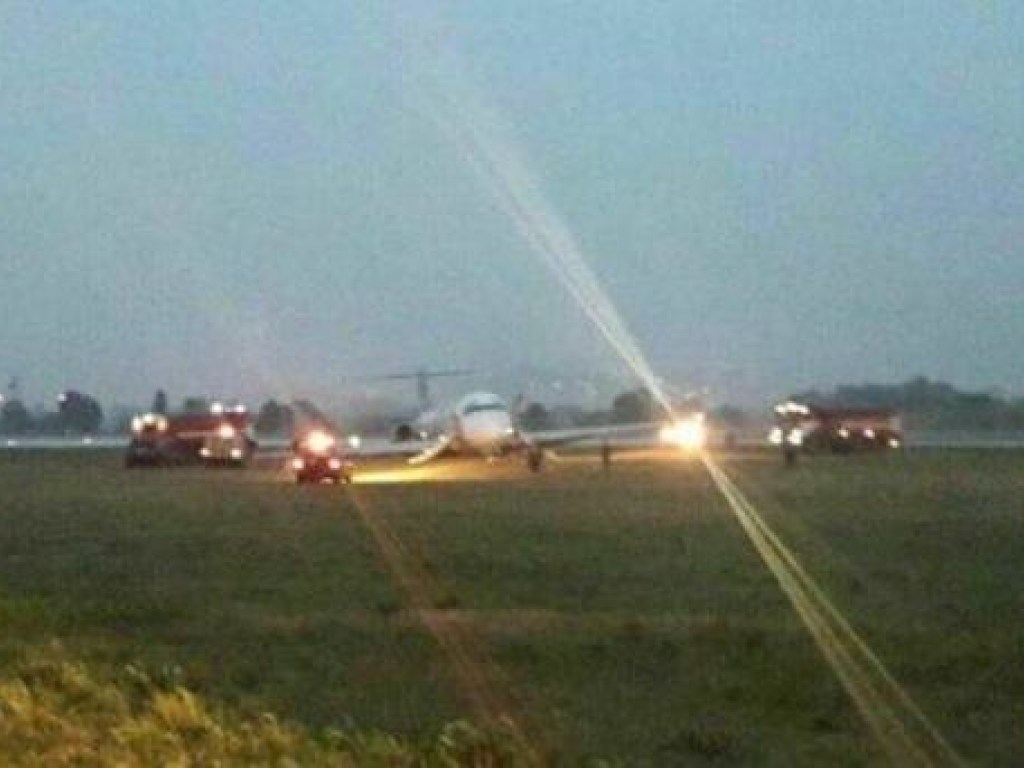 В Киеве самолет совершил аварийную посадку, появилось видео ЧП