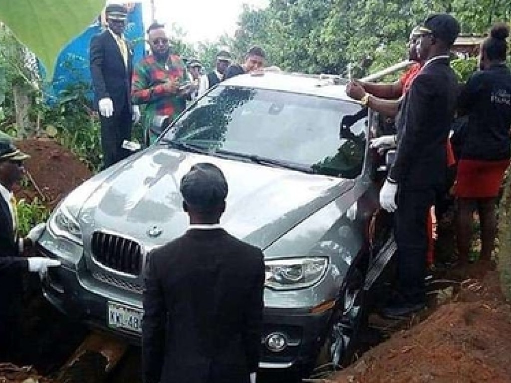 В Нигерии сын похоронил отца в новом BMW за 88 тысяч долларов (ФОТО)